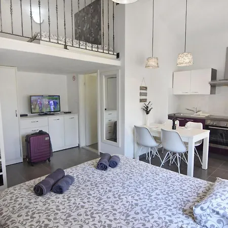 Modern With Terrace Apartment Umag